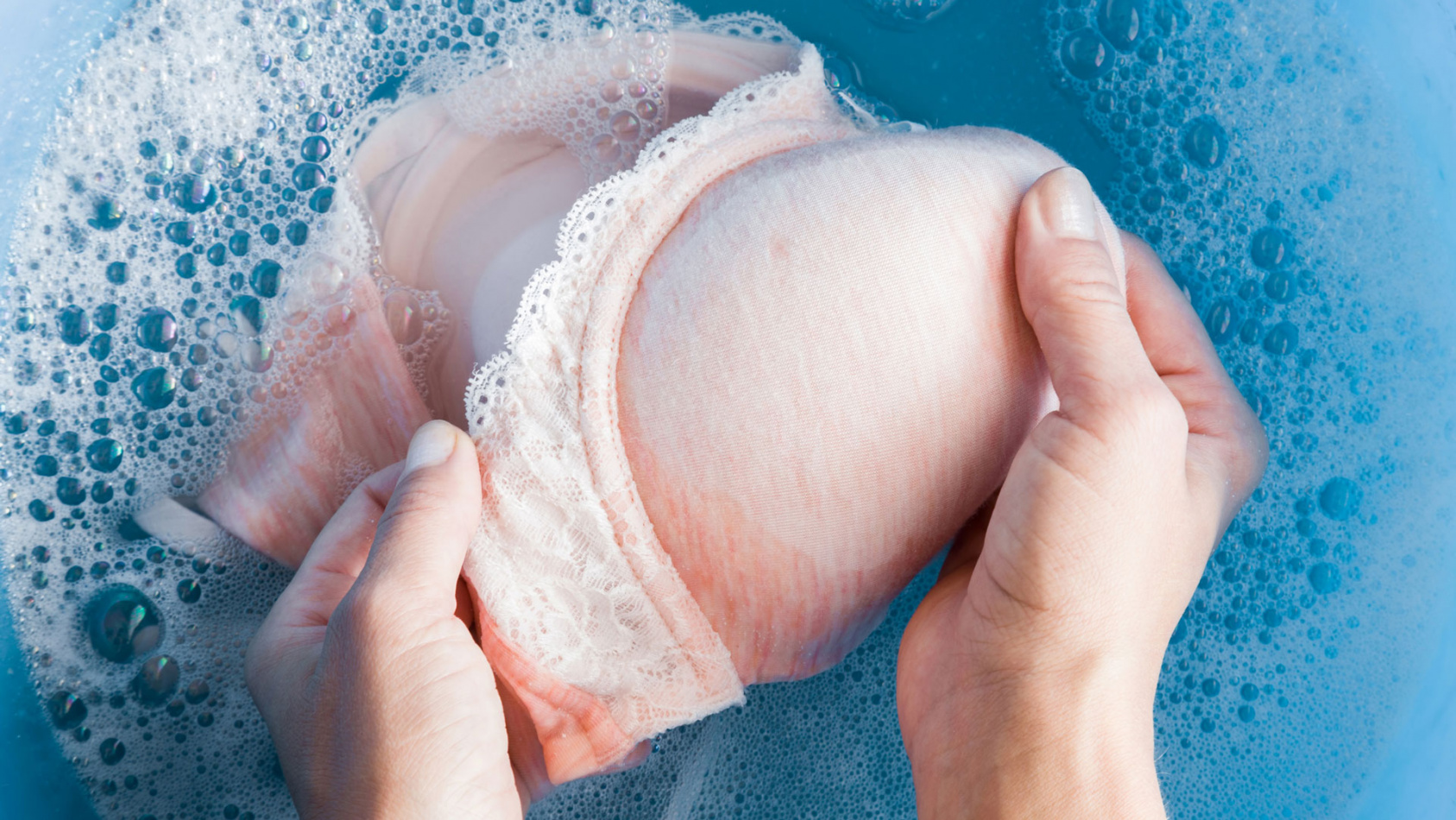 Så tar du hand om BH i spets, bomull och microfiber